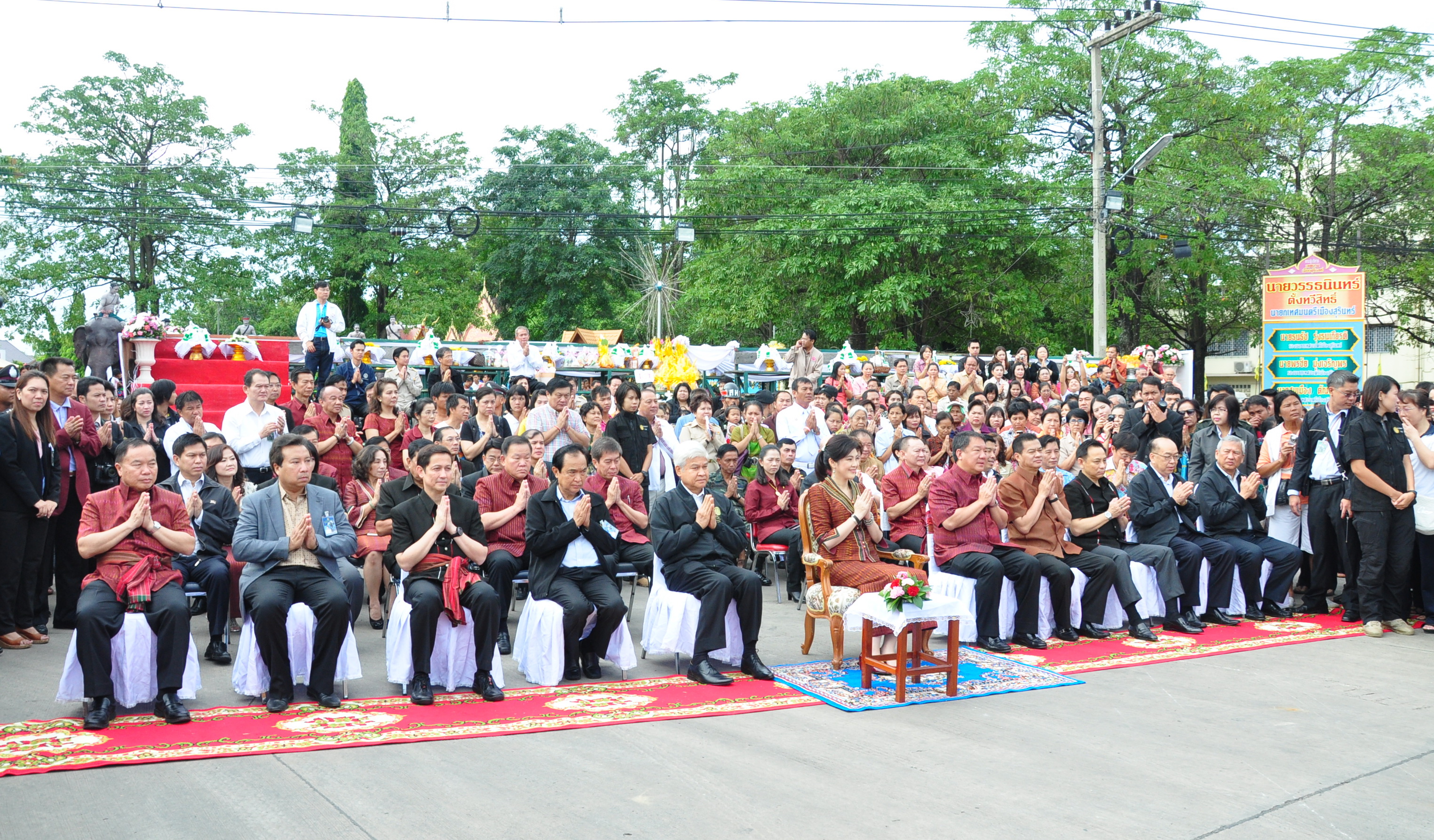 ตักบาตรก่อนประชุมครม.สัญจร